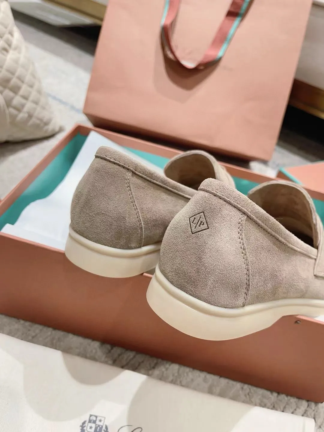 Factory price: 520💰4050 new color. Original purchase, 1⃣️: 1⃣️ folded and developed, Loro Piana professional model to try on feet, quality purchase level, flash sale of common products on the market, welcome to compare, original packaging. Fabric: Imported from Italy🐑High mercerized shearling, Lining: Hand-sewn mark thread in water-dyed cowhide imported from Italy🧵, high-end and elegant. Comfortable on the feet. Size: Women's 35-42 (41, 42) customized, non-returnable, men's 38-45 (46, 47, 48) customized, non-refundable. Fashionable boutiques that you can’t miss, a must-have item